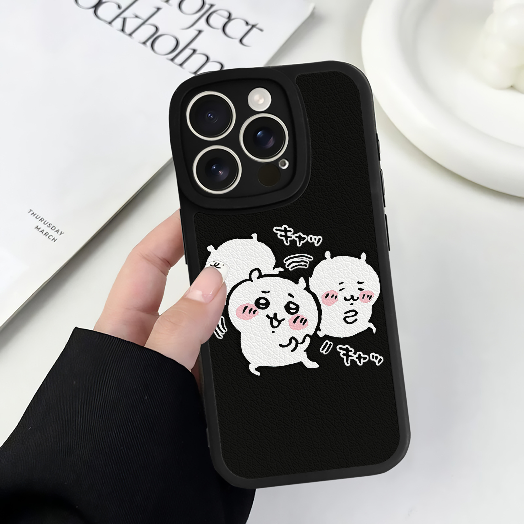 （画像用） ちいかわ ちいかわ Chii-kawa chiikawa 【iPhone 16シリーズ対応】シリコンスマホケース（レザー調） 材質：シリコン